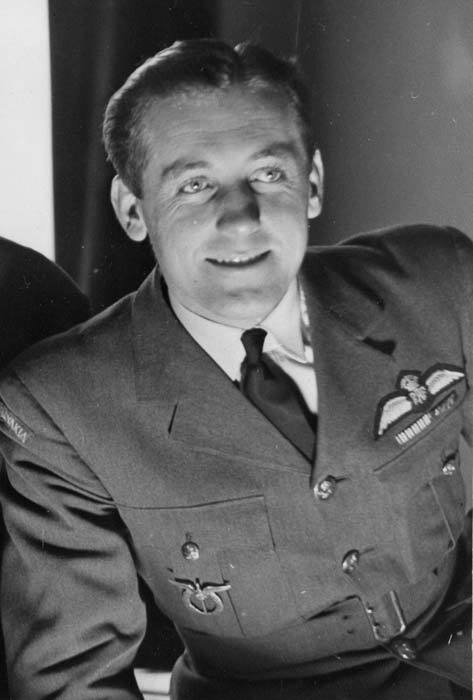 F/Lt Stanislav Fejfar- autentické foto ve služebním typu uniformy (Service Dress) RAF. Zahynul v boji dne 17.5.1942 fejfar